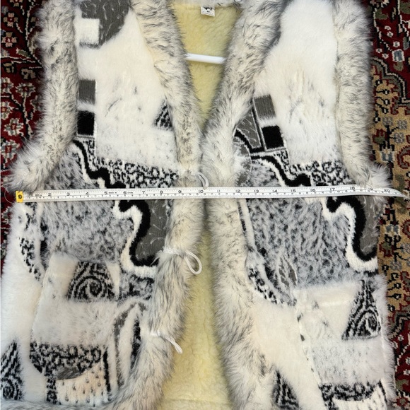 Faux fur vest, new no tags, made in Ukraine, measurements in photos - Picture 3 of 8